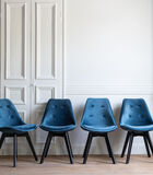 Set van 4 blauwe NORA fluwelen stoelen met kussen image number 1