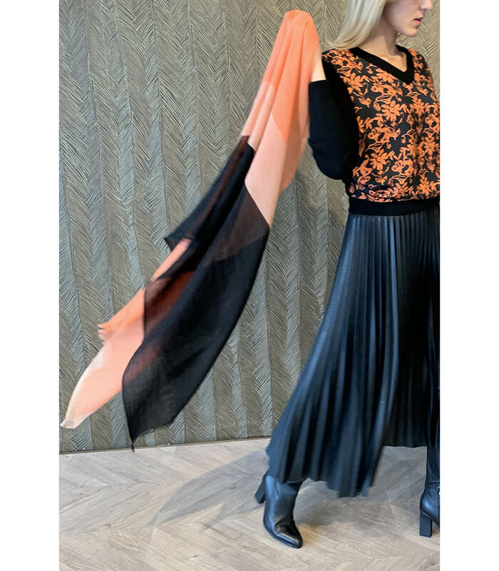 Sjaal met zwart en rozige tinten image number 0
