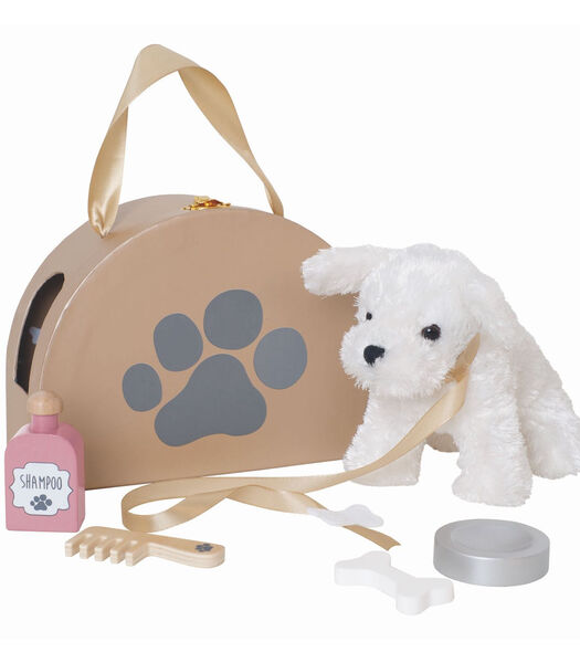 Kleine hond in zijn tas met houten accessoires