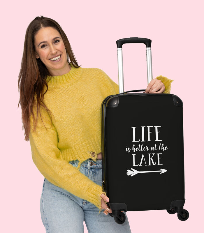 Ruimbagage koffer met 4 wielen en TSA slot (Quotes - Life is better at the lake - Vakantie - Reizen - Zwart wit) image number 1