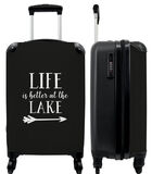 Ruimbagage koffer met 4 wielen en TSA slot (Quotes - Life is better at the lake - Vakantie - Reizen - Zwart wit) image number 0