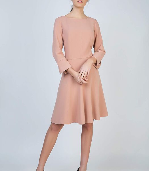 Cloche-stijl jurk van geweven crêpestof met een lichte stretch.