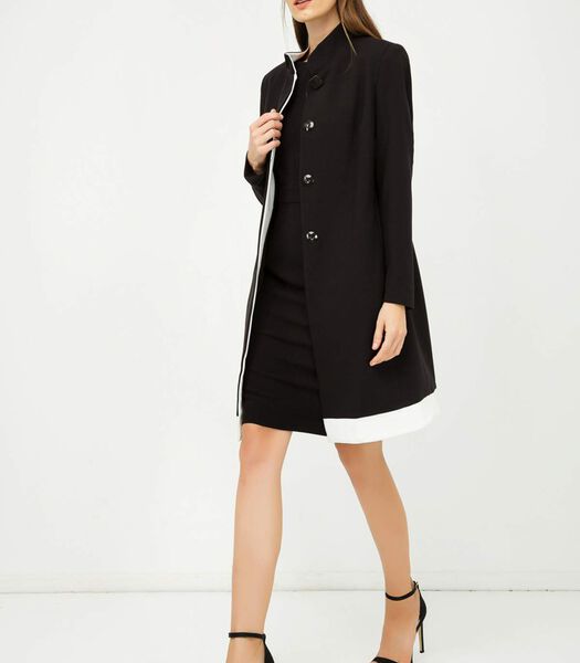 Manteau noir avec détail écru.