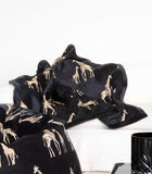 Plaid en velours noir avec girafes brodées image number 1