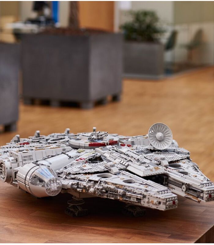 LEGO Star Wars 75192 Millennium Falcon image number 1
